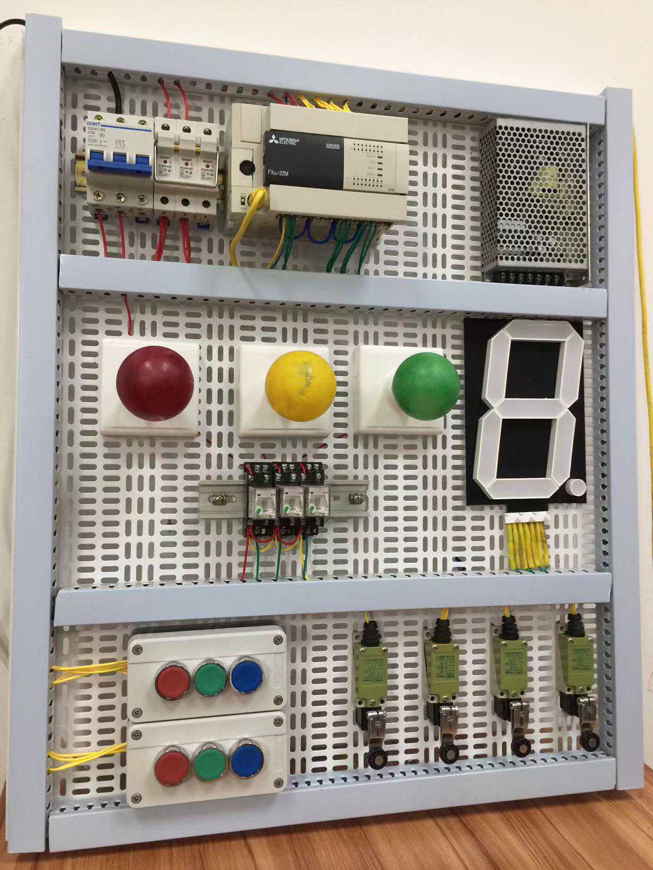 一款适合初学者学习的三菱PLC教学演示板