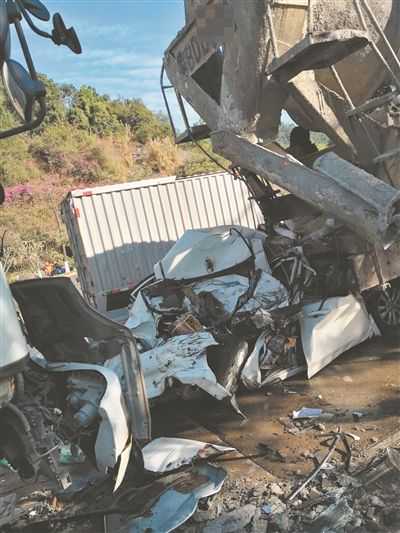 四车连环撞！小车被挤成“铁球”，乘客仅受轻微伤