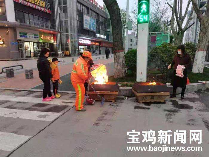 清明小长假 宝鸡环卫工人不打烊