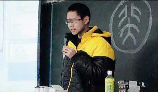 从“学霸宇神”到“男模小龙” 弑母逃犯吴谢宇的人生转折