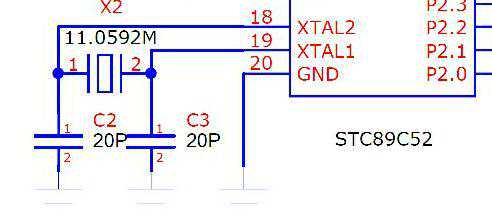 使劲！他们在桥边挤成“众”，齐刷刷伸出胳膊……