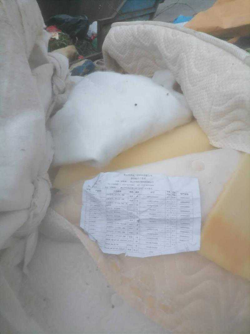 记者帮：快递袋出现在5吨垃圾堆中，被作为“偷倒垃圾”证据