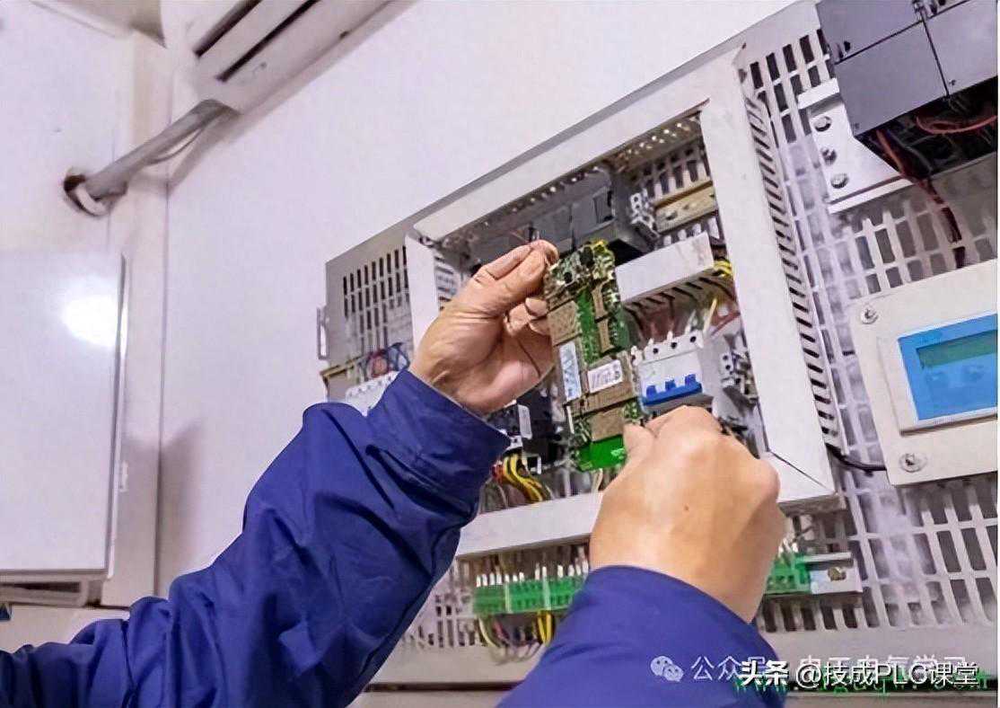 电工修好设备说好奖金1万，老板反悔只给800，他跳槽走，老板急眼