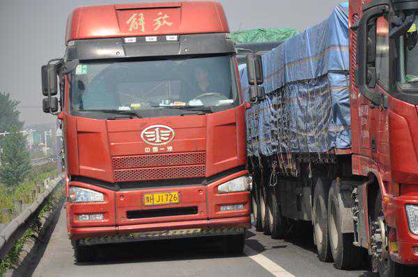 违法占应急车道跑不了！这115辆车的司机，高速交警喊你接受处罚