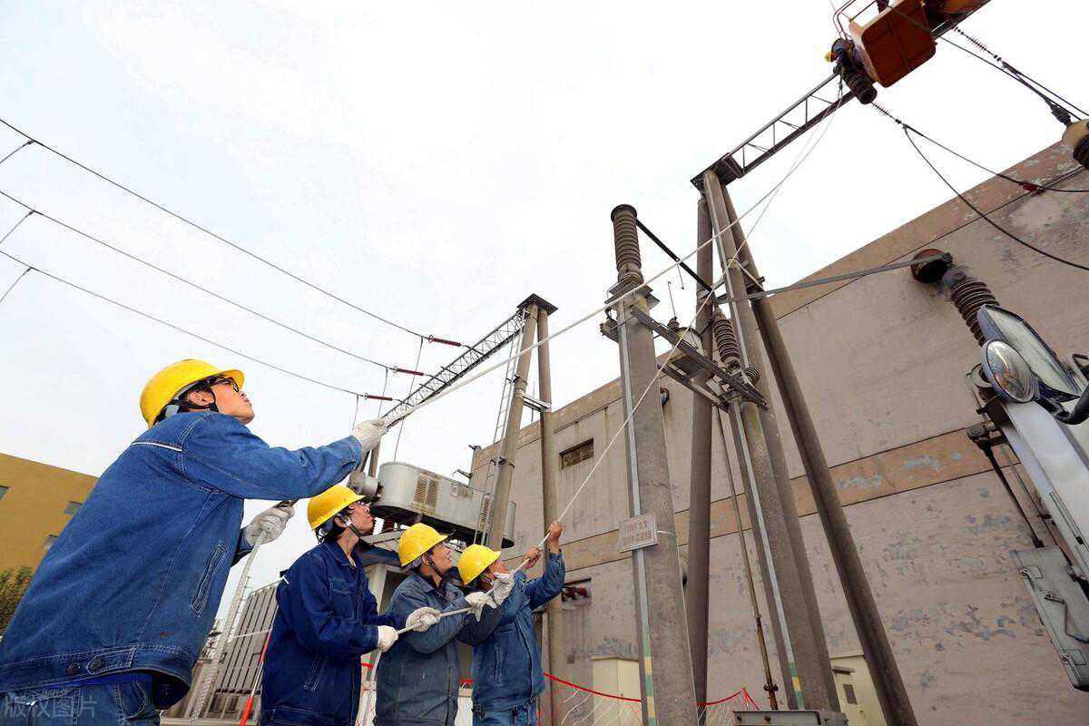 采用PLC作为通信控制设备，解决变压器信号远程传输难题