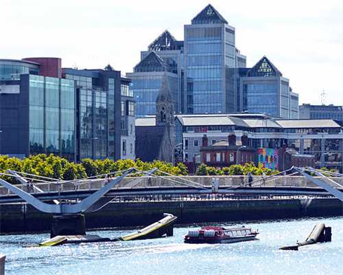 收割机能救火？00后小伙火场“狂飙”网友发现收割机上东西都惊了