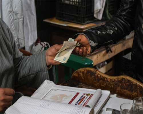 墙面装修早就不用瓷砖了，现在流行竹木纤维板，直接上墙就能用